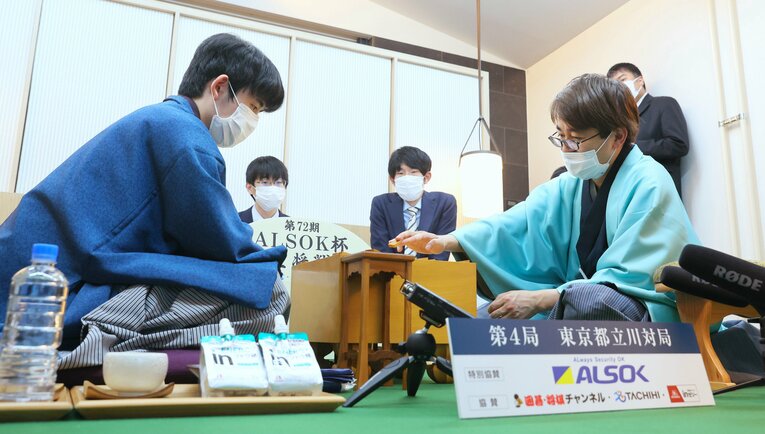 第72期王将戦7番勝負第4局の後、感想戦を行う羽生善治九段（右）と藤井聡太王将　©︎JIJI PRESS