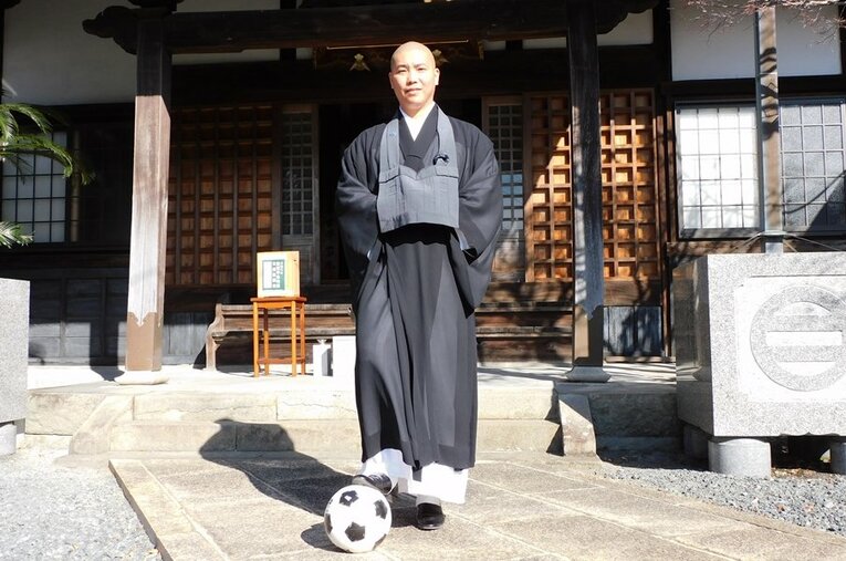 現在は静岡県の林入寺で副住職となった五藤晴貴さん ／ photograph by Jun Aida
