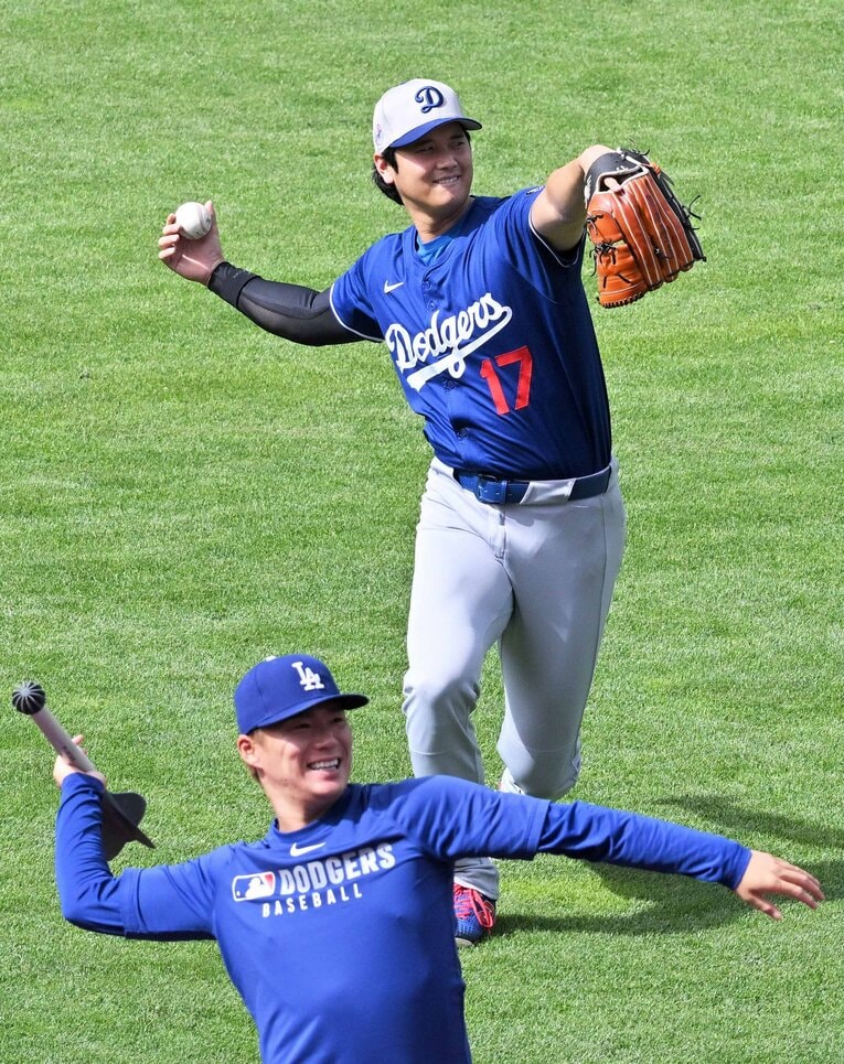 由伸やり投げと完全シンクロする大谷さん　©JIJI PRESS