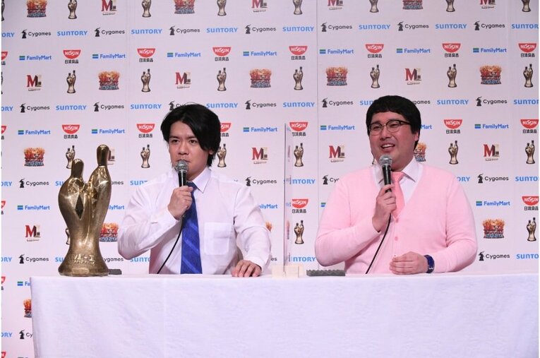 優勝会見でのマヂカルラブリー©M-1グランプリ事務局