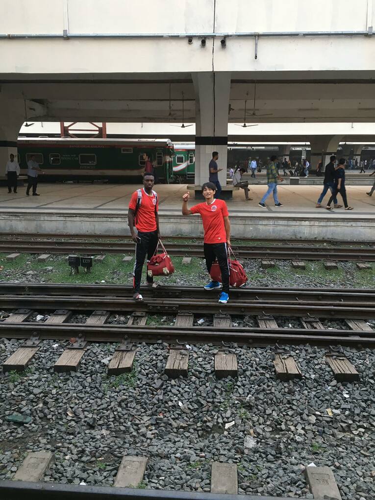 移動する加藤とチームメイト（本人提供）