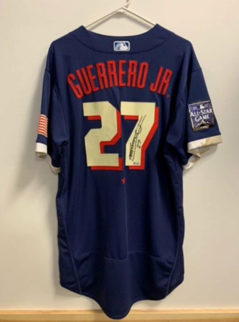 ゲレーロJr.のサイン入りユニフォーム©MLB Auction