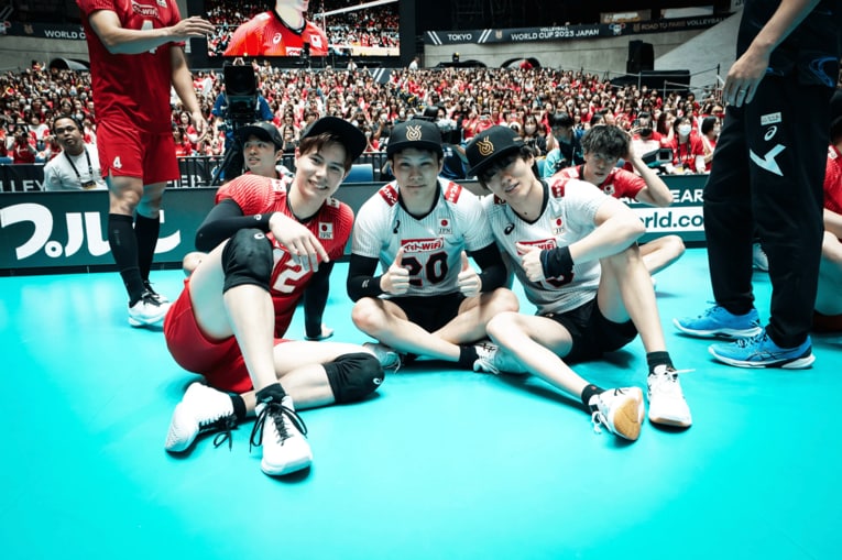 高橋藍とリベロコンビの山本智大＆小川智大　©︎FIVB