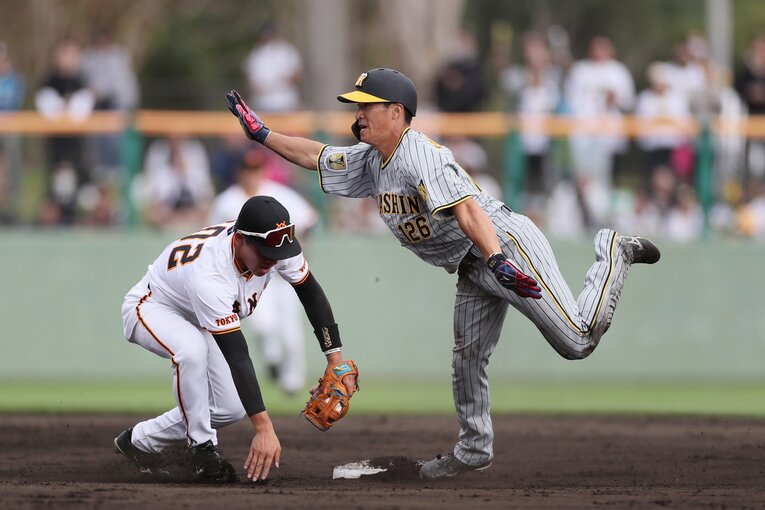 二盗を決める阪神・福島圭音（2024年2月）©︎JIJI PRESS
