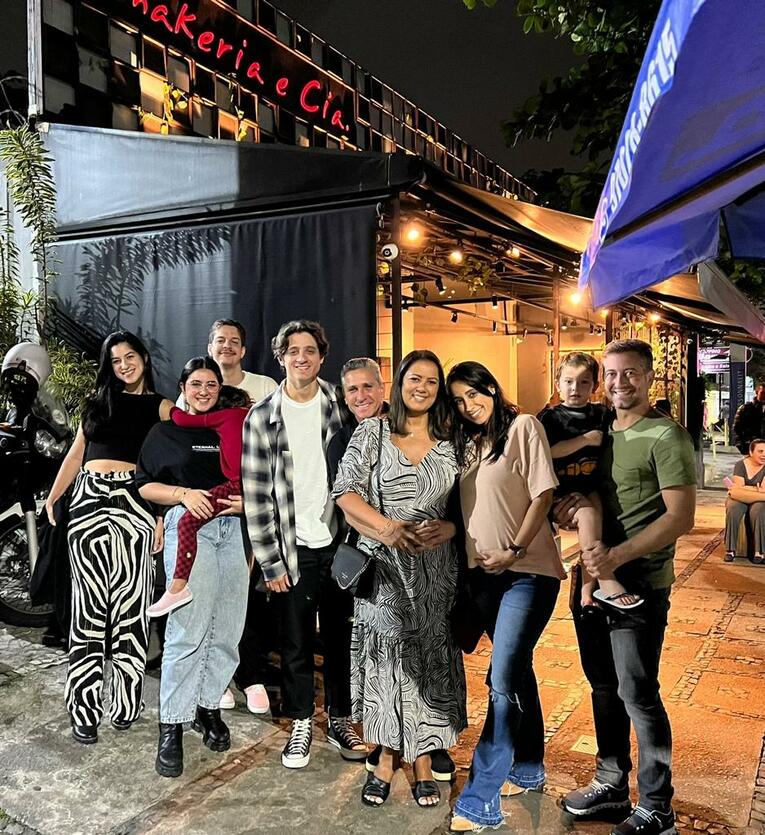 妻、3人の娘夫妻、孫たちと一緒に※本人提供