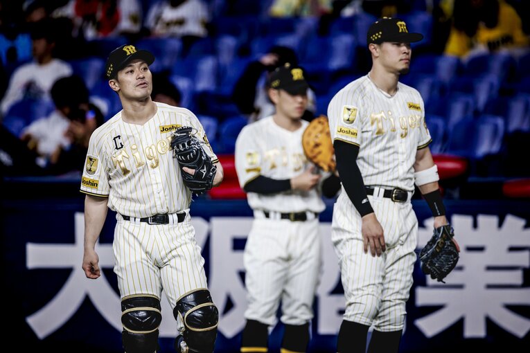次に指名されたのも明治大からで、阪神がドラフト2位で指名した坂本誠志郎。ドラフト有力候補だったが、2位指名は当時小さくないサプライズだった（右に続きます）　©Number Web