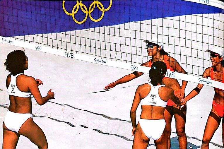 赤のビキニでプレーするビーチバレー時代の佐伯美香氏（奥左）　©Ai Yoshida