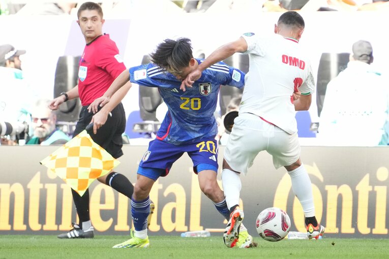 競り合いのなかで顔を叩かれた久保建英（1枚目／全4枚）©Masashi Hara