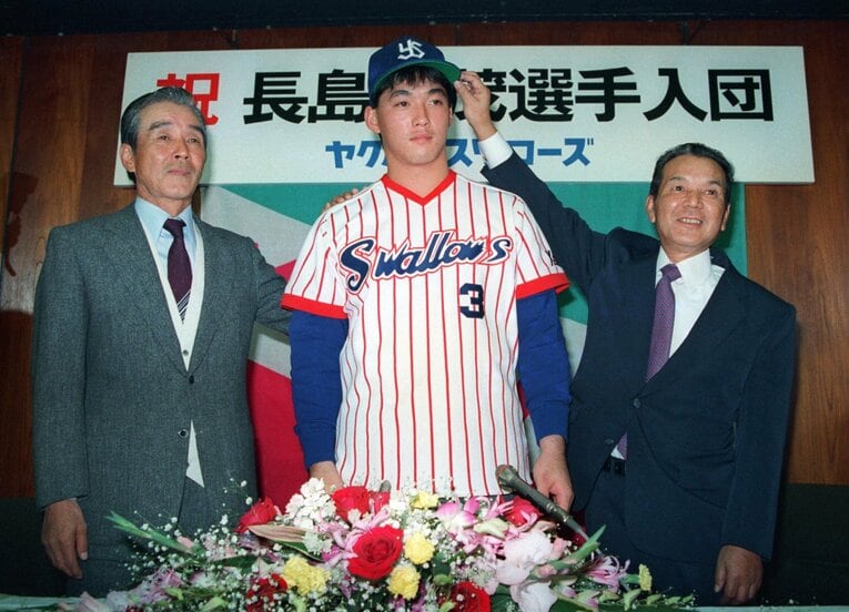 写真は1987年11月長嶋一茂の入団会見。左が関根潤三監督（当時）。長嶋一茂は、ドラフト1位で大洋ホエールズと競合、抽選の結果ヤクルトが交渉権を得た　©Sankei Shimbun