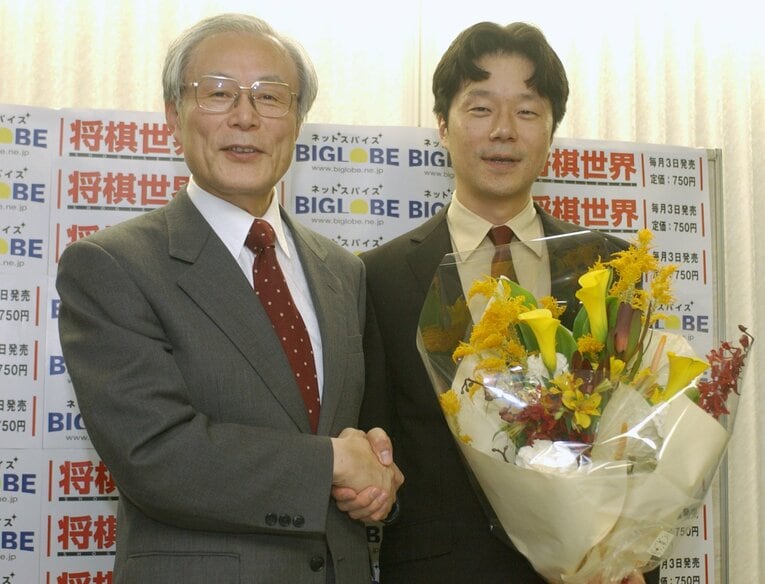 プロ編入試験合格後の瀬川と握手する米長　©JIJI PRESS