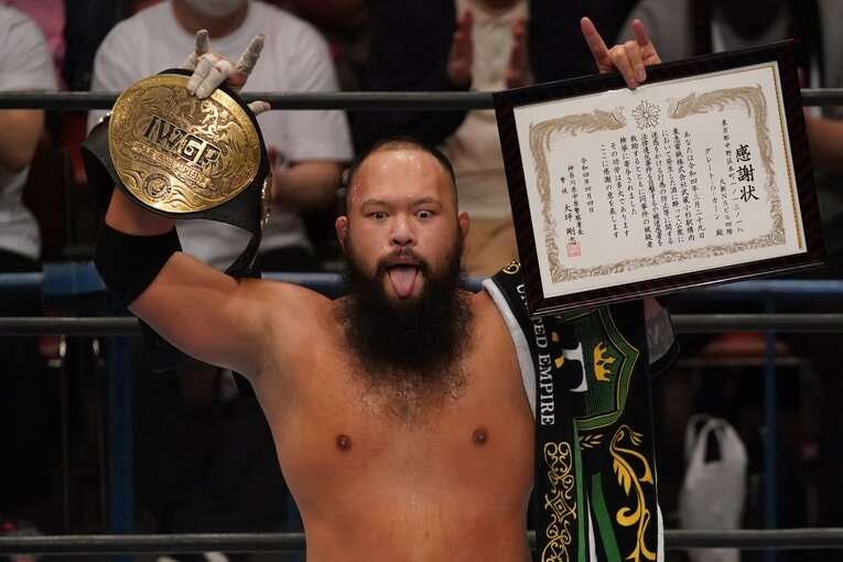 IWGPタッグ王座のベルトと「感謝状」を掲げるオーカーン　©Essei Hara