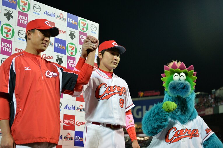 広島時代、丸佳浩とお立ち台に上がる福井優也（2015年）©︎Hideki Sugiyama