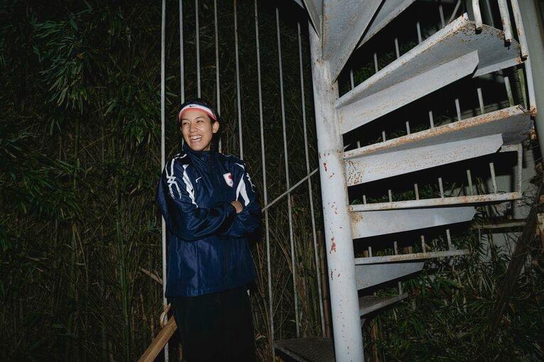 螺旋階段の前で「ここがジムだと思わないですよね」と笑い飛ばす津端　©︎Wataru Sato