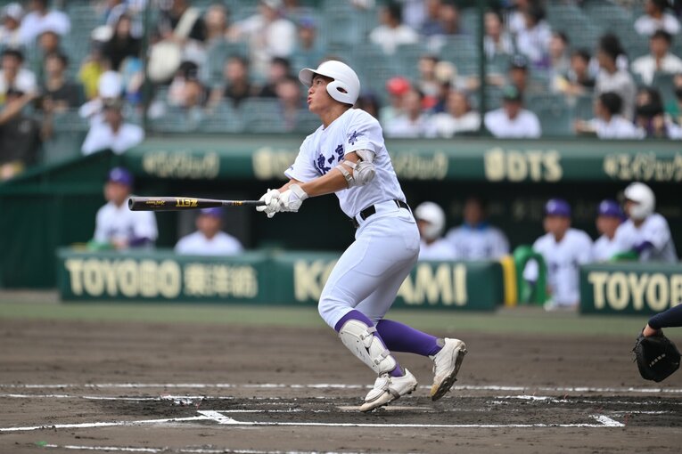 準々決勝の対東海大相模戦…豪快弾を放った高橋徹平。太ももがまるで競輪選手（全10枚超）　©Hideki Sugiyama