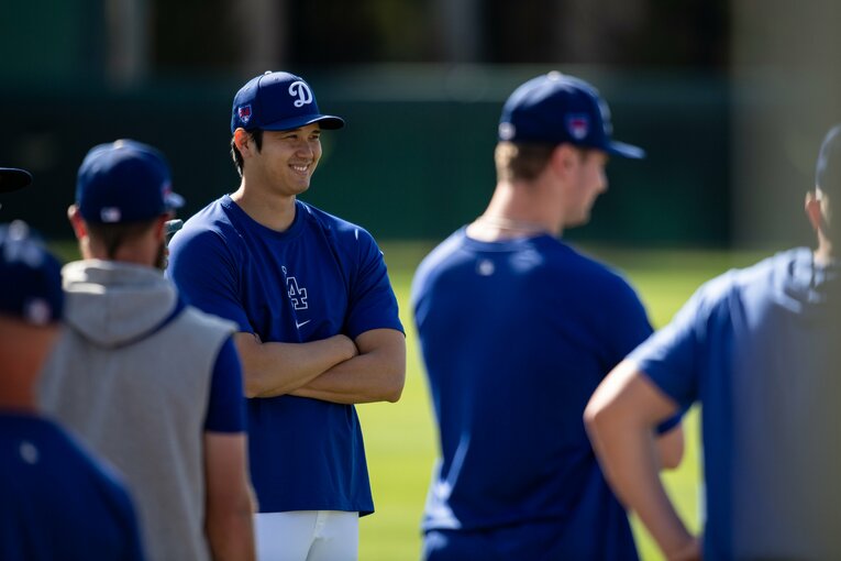 腕を組んでニンマリする大谷　©Nanae Suzuki