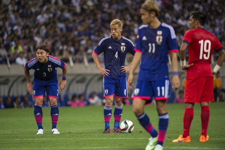 太田宏介、本田圭佑（2015年、ウズベキスタン戦）©︎Takuya Sugiyama