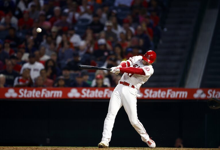 二刀流で連敗を止めた6月9日のレッドソックス戦。5回に大谷翔平が放った12号逆転2ラン　©Getty Images