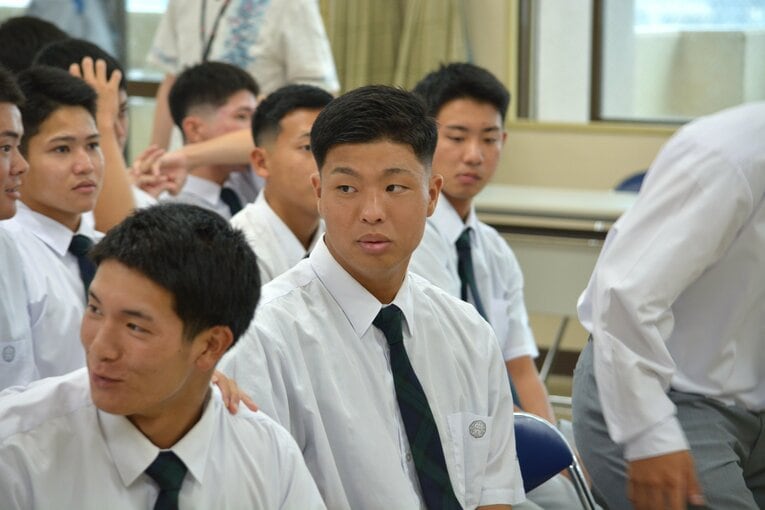 ドラフト会議の開始を待つ末吉良丞。沖縄尚学の会見場で　©Takarin Matsunaga