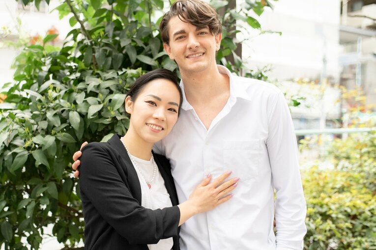 今年3月の北京五輪、フィギュアスケート団体とアイスダンスに出場した小松原美里さんと小松原尊（ティム・コレト）ペア。氷上のカップルであるとともに、結婚6年目のアスリート夫婦でもある（画像をクリックすると、そのほかの「特別撮りおろしカット」もご覧になれます）　©Asami Enomoto