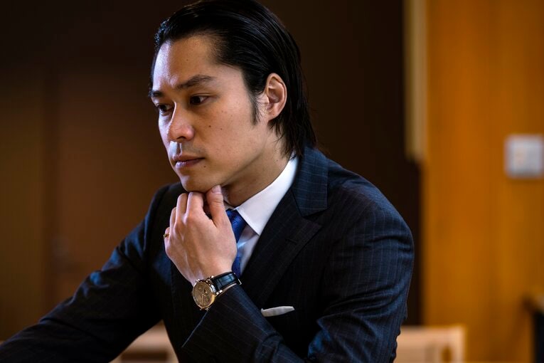 インタビューに答える秋元剛さん。ネクタイは、父・千代の富士が締めていたものだ　©Takuya Sugiyama