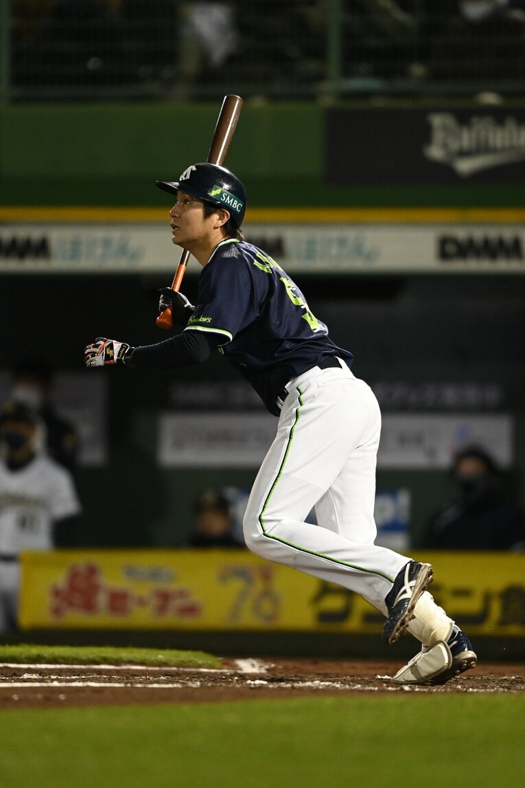 1対1で迎えた延長12回、ヤクルトの“代打の神様”川端慎吾がレフト前に落ちるタイムリーを放つ　©Naoya Sanuki