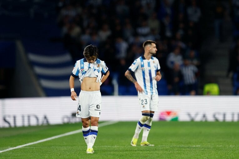 久保建英が“因縁の暴力的ファール主犯”と再会して〈気にするなよ〉間近で見た潔さ…スペイン名物ワインの本拠地に馴染む“14番への愛”(12)