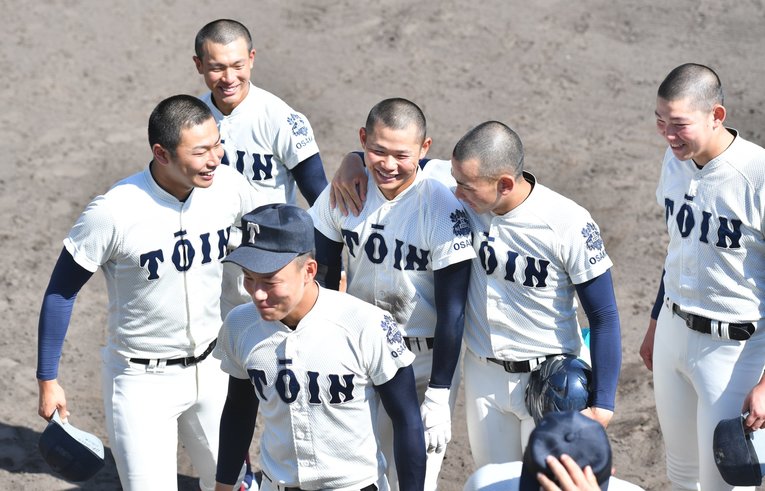 サヨナラ本塁打を放ち、仲間に囲まれる藤原　©︎Sankei Shimbun