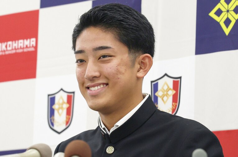 笑顔で米球界への挑戦を表明した横浜高の織田翔希投手　 ©JIJI PRESS