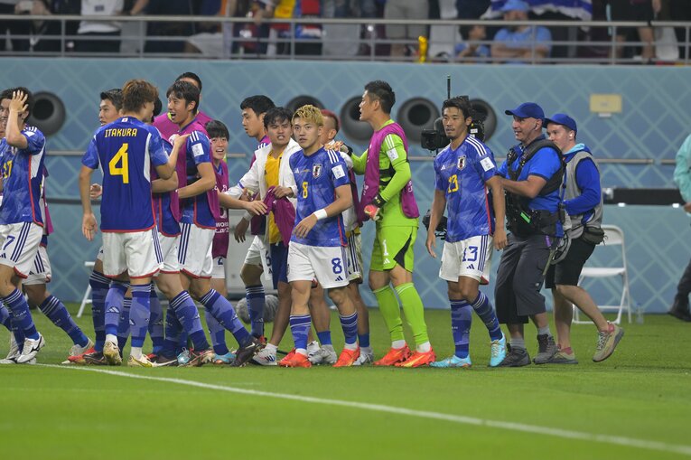 スペイン戦、ゴールの歓喜の輪に駆け寄る川島　©Koki Nagahama／JMPA