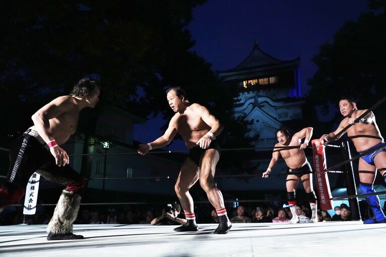 AKIRAと対峙する藤波辰爾。コーナーにはLEONAと永田裕志　©Essei Hara