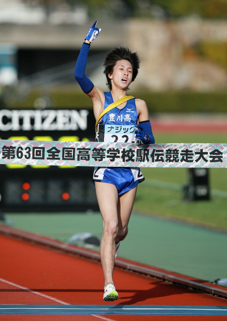 仙台育英高からの転向組を主力として初出場で都大路を制した2012年の豊川高　©︎JIJI PRESS