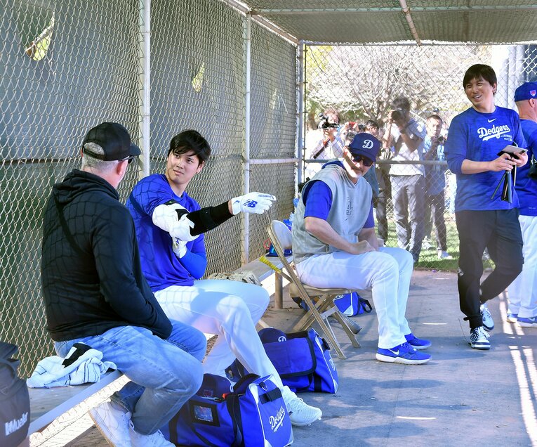 キャンプ地を訪れた前エンゼルス監督、フィル・ネビン氏と談笑する大谷　©JIJI PRESS