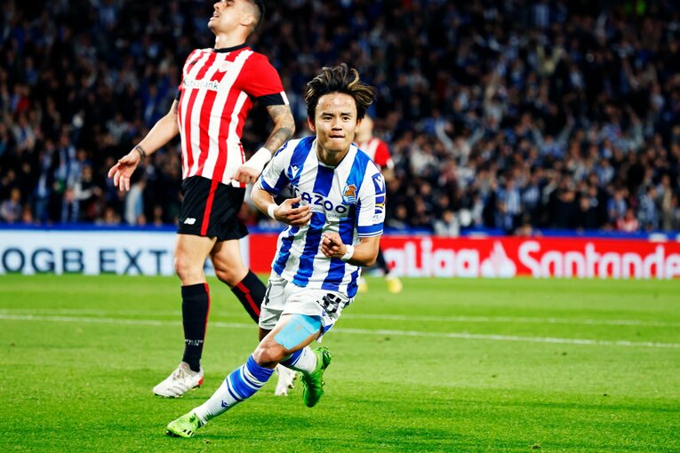 「“クボの疑惑PK”を写真で見ると」「日本代表ユニの少年も」ダービー熱狂のゴラッソ…映像で伝わりきらない“MVP久保建英”の英雄ぶり(5)