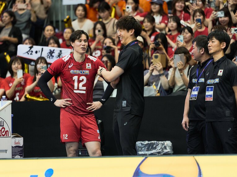 ブラジル戦をベンチ外となった石川祐希と談笑する高橋藍　©︎Yuki Suenaga