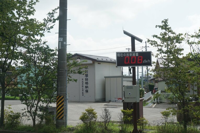 伊達駅前に設置された放射線量計　©Kei Nakamura