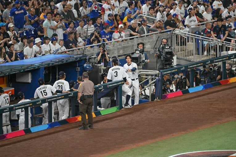 鈴木誠也を見送る大谷　©Nanae Suzuki