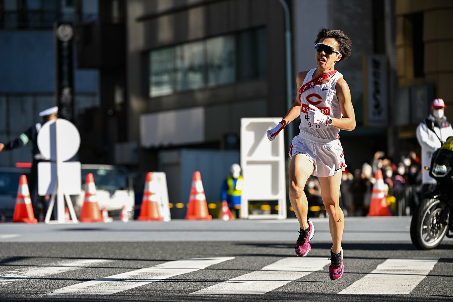 10区を懸命に走る助川　©Nanae Suzuki