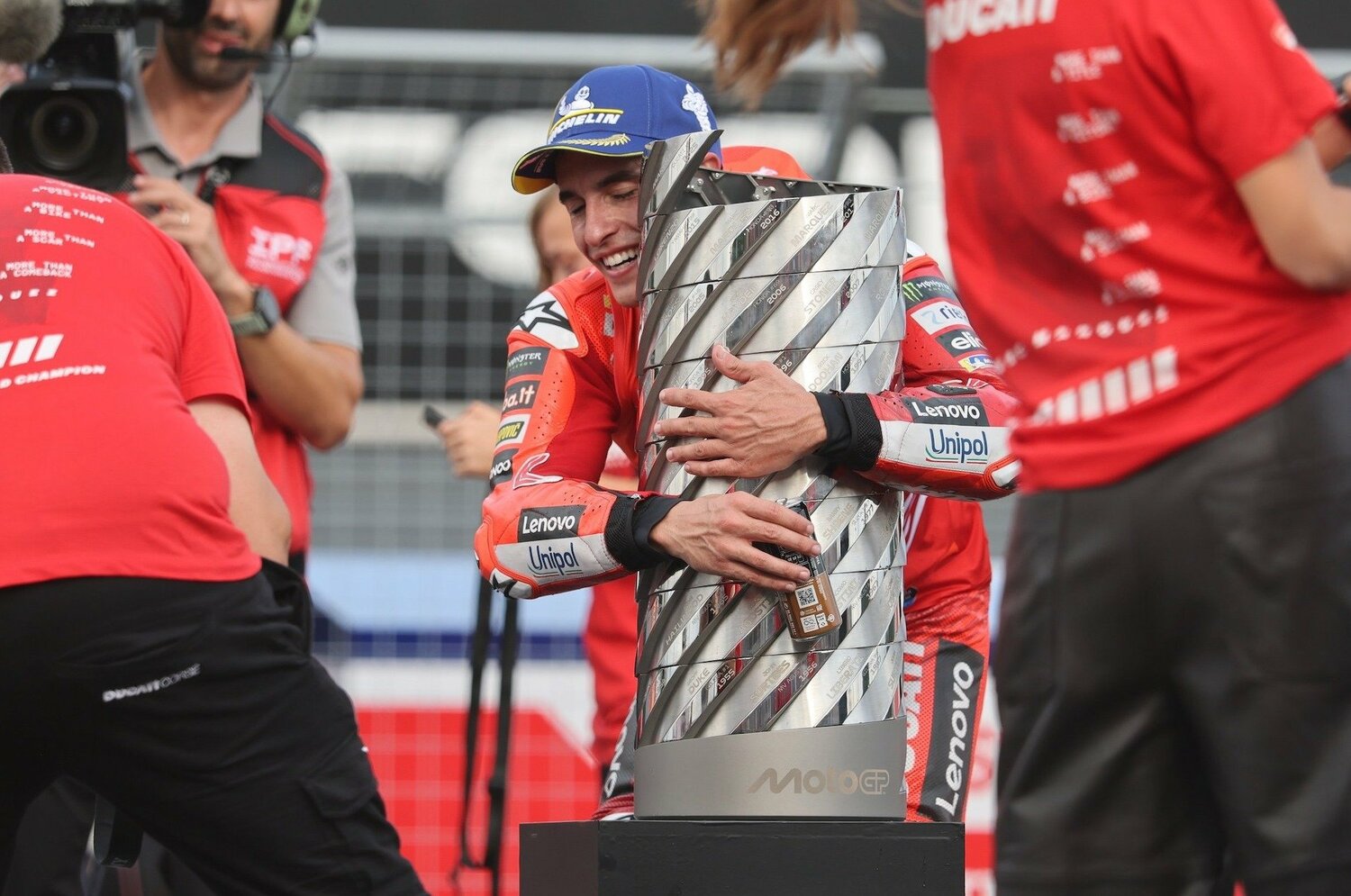 「この瞬間を生きたい」6年ぶり王座奪還のマルク・マルケスが引退危機やロッシとの確執を乗り越え、復活に涙した本当の理由＜Number Web＞ photograph by Satoshi Endo