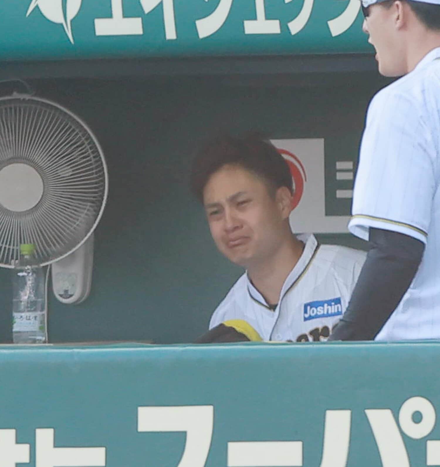 5月27日、近本光司の援護点に涙を流す大竹 ©Sankei Shimbun