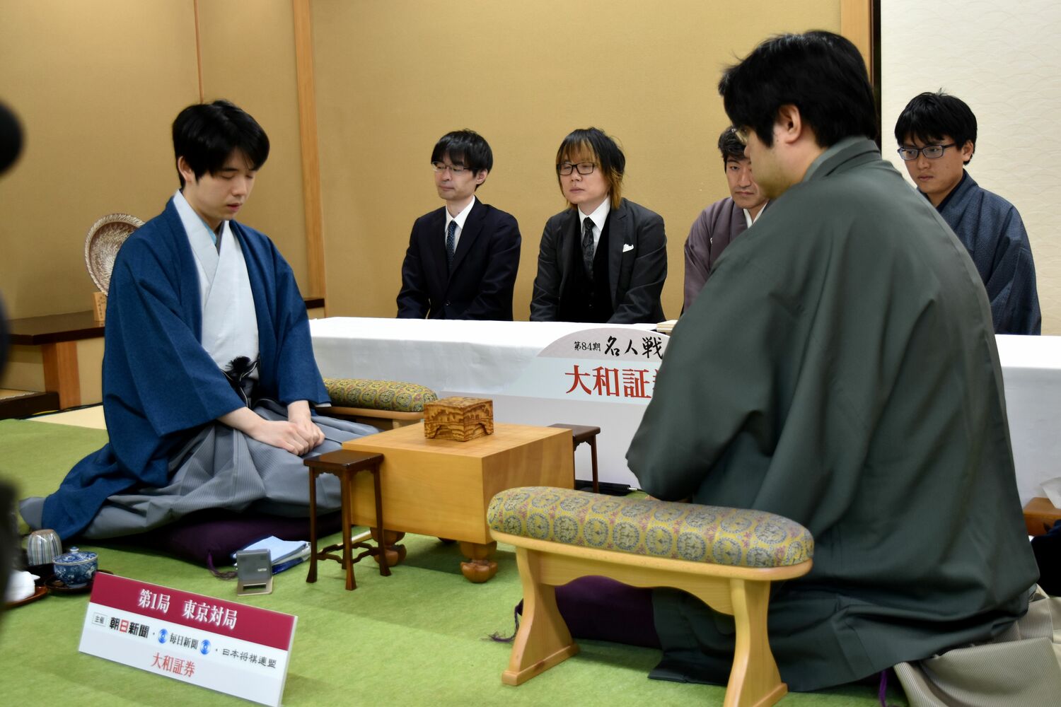 名人戦第1局の対局前 ©日本将棋連盟