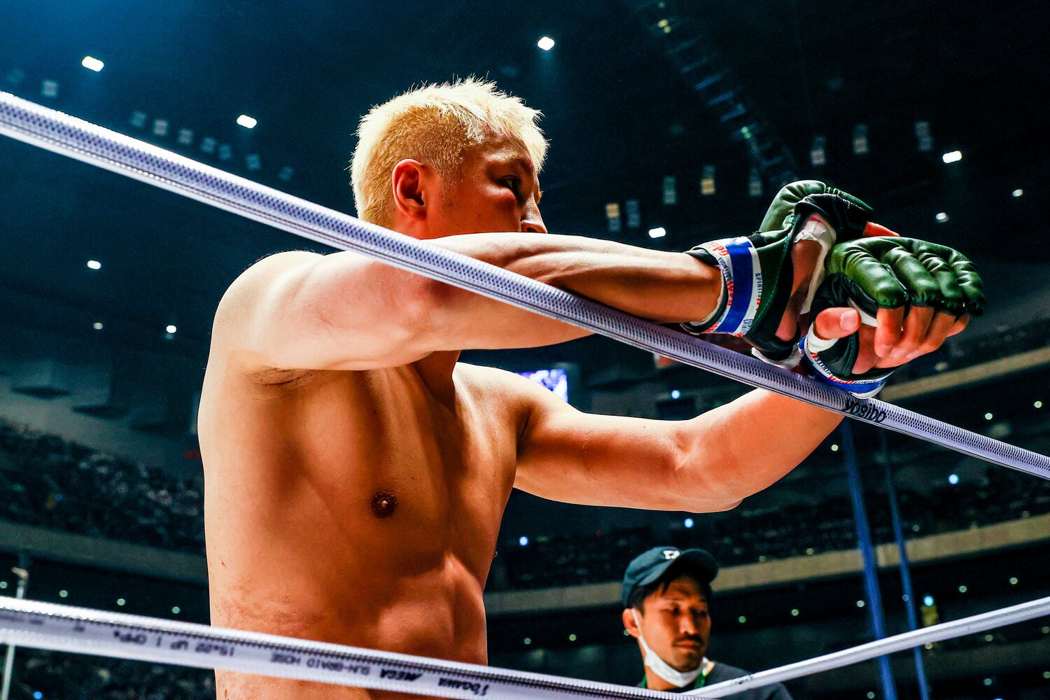 飛びつき腕十字で一本負けを喫した久保は呆然 ©RIZIN FF Susumu Nagao