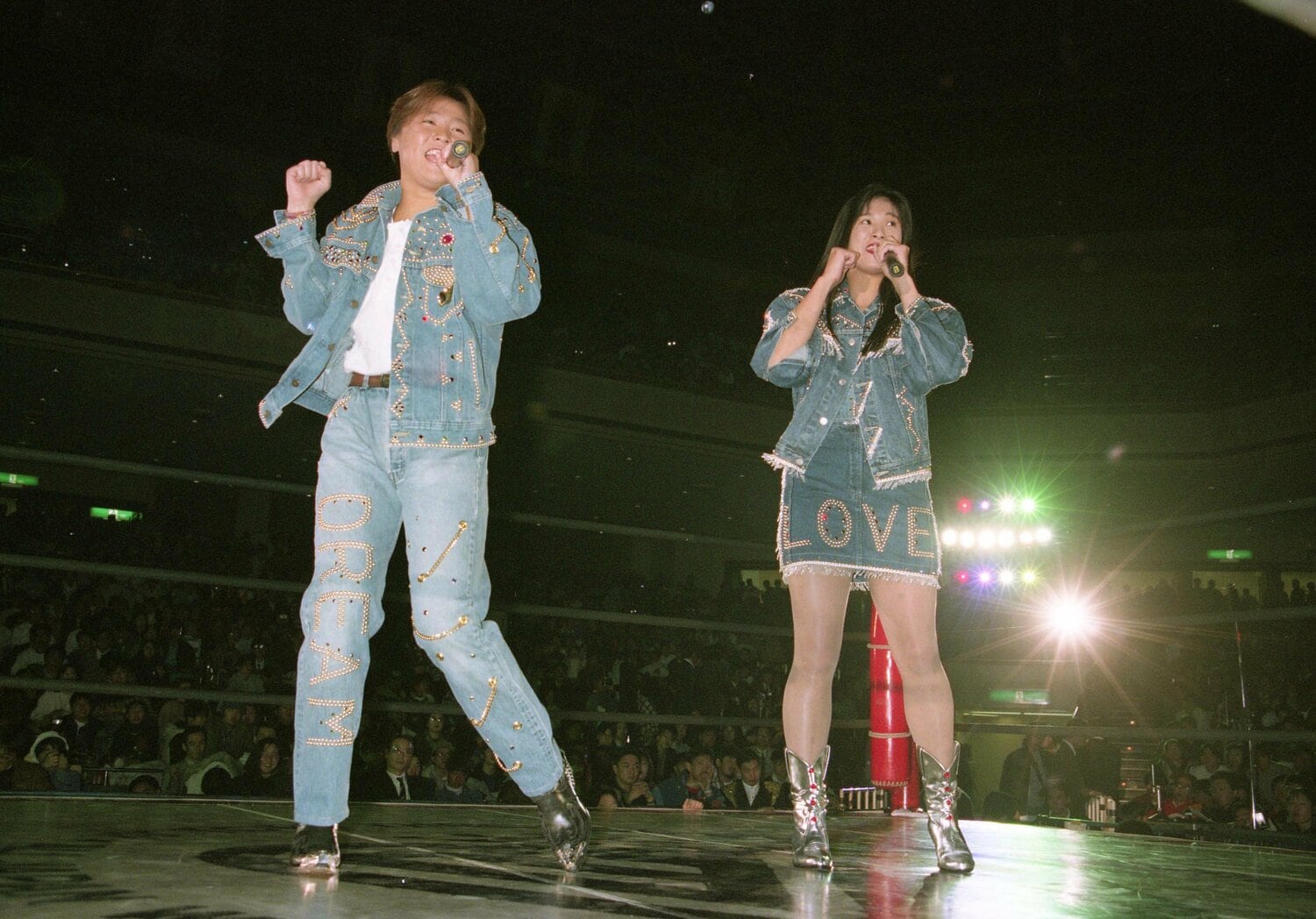 リングで歌唱する豊田真奈美（右）と山田敏代　©東京スポーツ新聞社