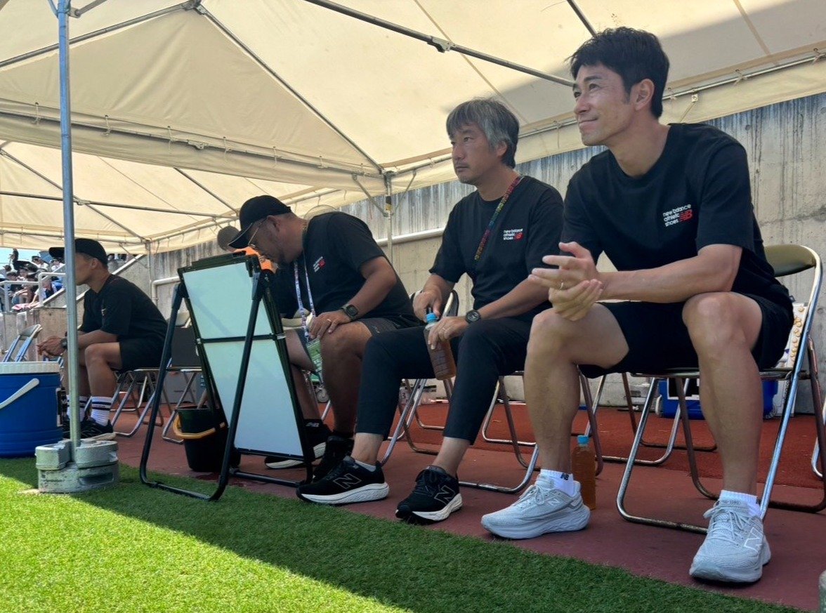 昌平高校のベンチに座る玉田圭司監督(右) ©︎Takahito Ando