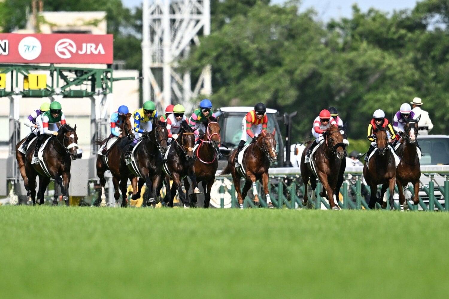 ダービーのスタート直後。横山典弘（赤帽）はダノンデサイルを促してポジションを確保する　©Keiji Ishikawa