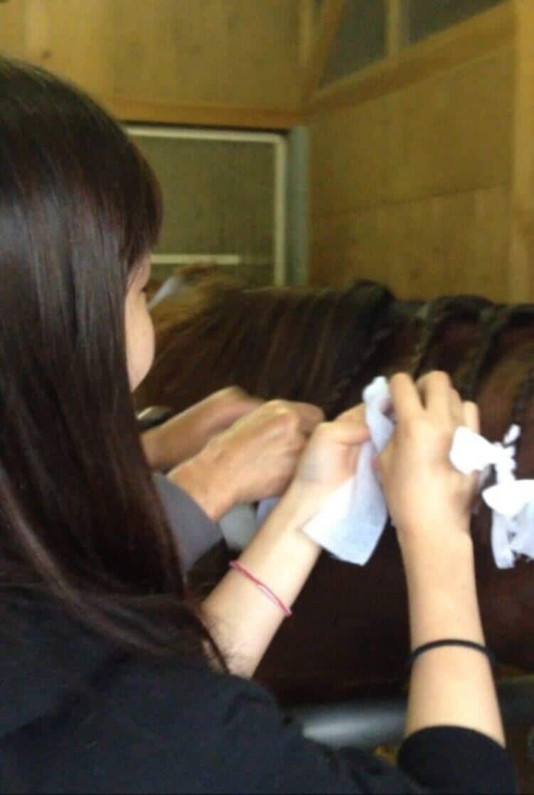 三つ編みを習う優希乃さん　写真は本人提供