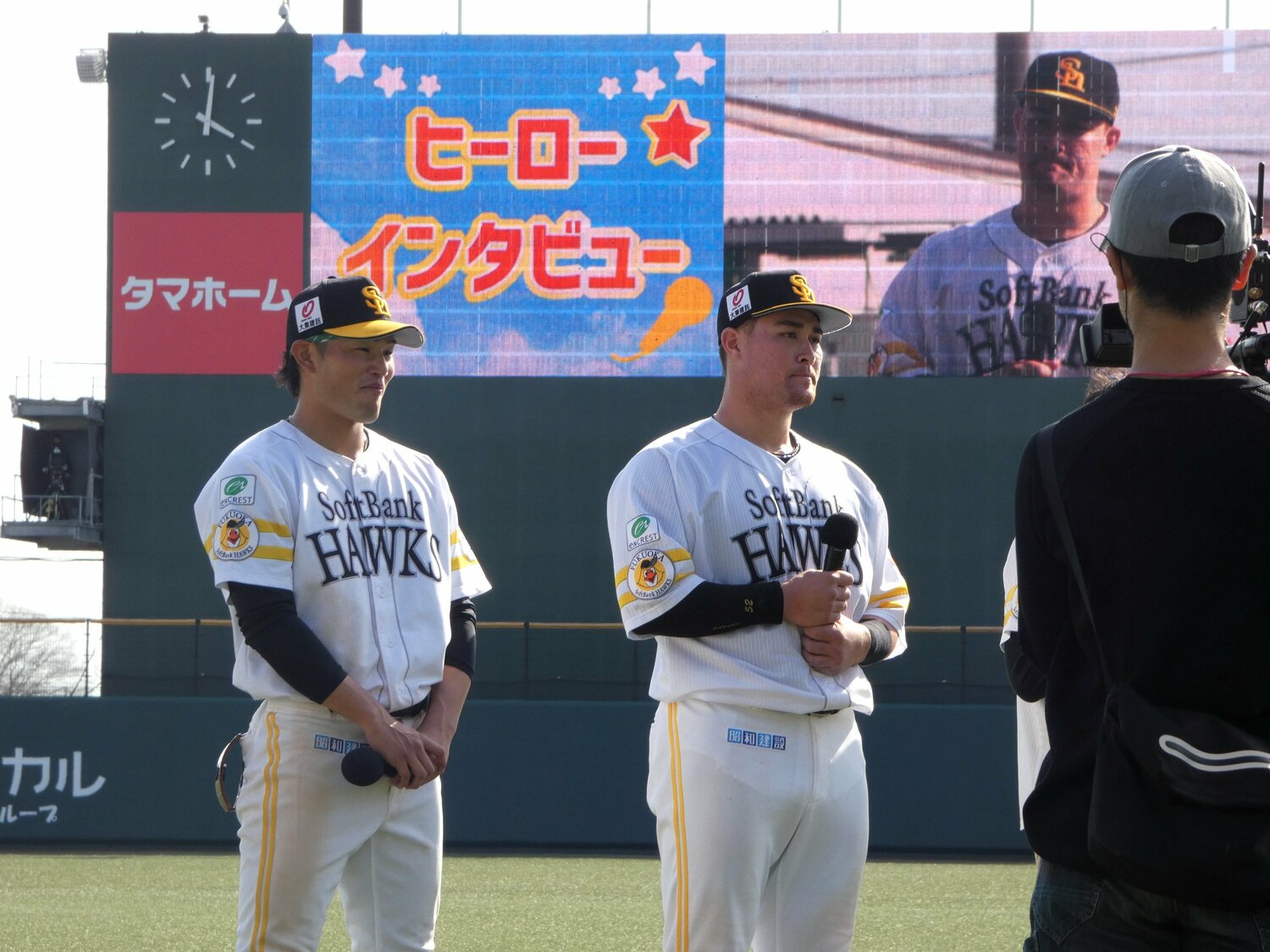 4月8日、二軍でサヨナラ安打を放ち、ヒーローインタビューに選ばれたリチャード（右） ©Kotaro Tajiri