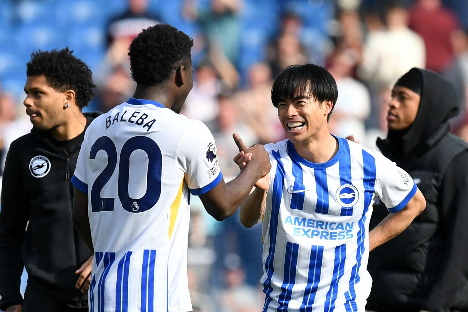 バレバを称える三笘。左手は腰を押さえたままだ【2枚目／全2枚】　©AFLO