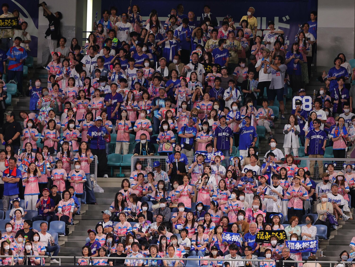 昨年6月、「ドラ恋ユニホーム」を着用して声援を送る女性ファン　©Sankei Shimbun