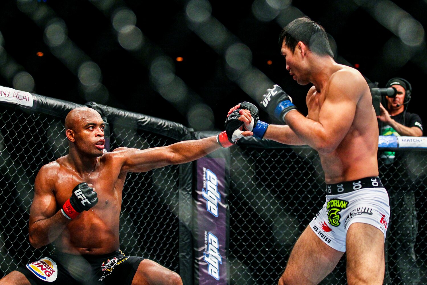 岡見勇信にとって「完全アウェイ」のブラジルで行われたアンデウソン・シウバとのタイトルマッチ　©Susumu Nagao