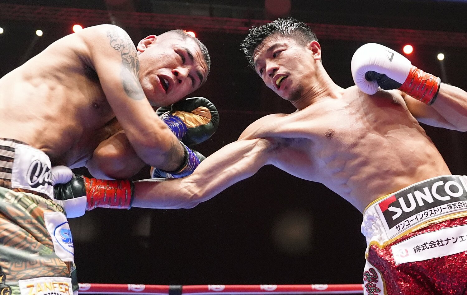 中谷のボディがエルナンデスを直撃。「効いたな」という場面は何度かあったという　©️Naoki Fukuda